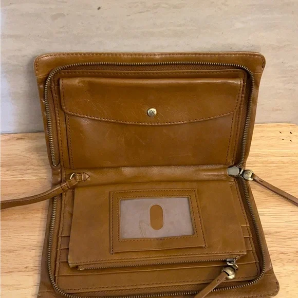 HOBO Evolve Wristlet in leather. - Picture 3 of 12